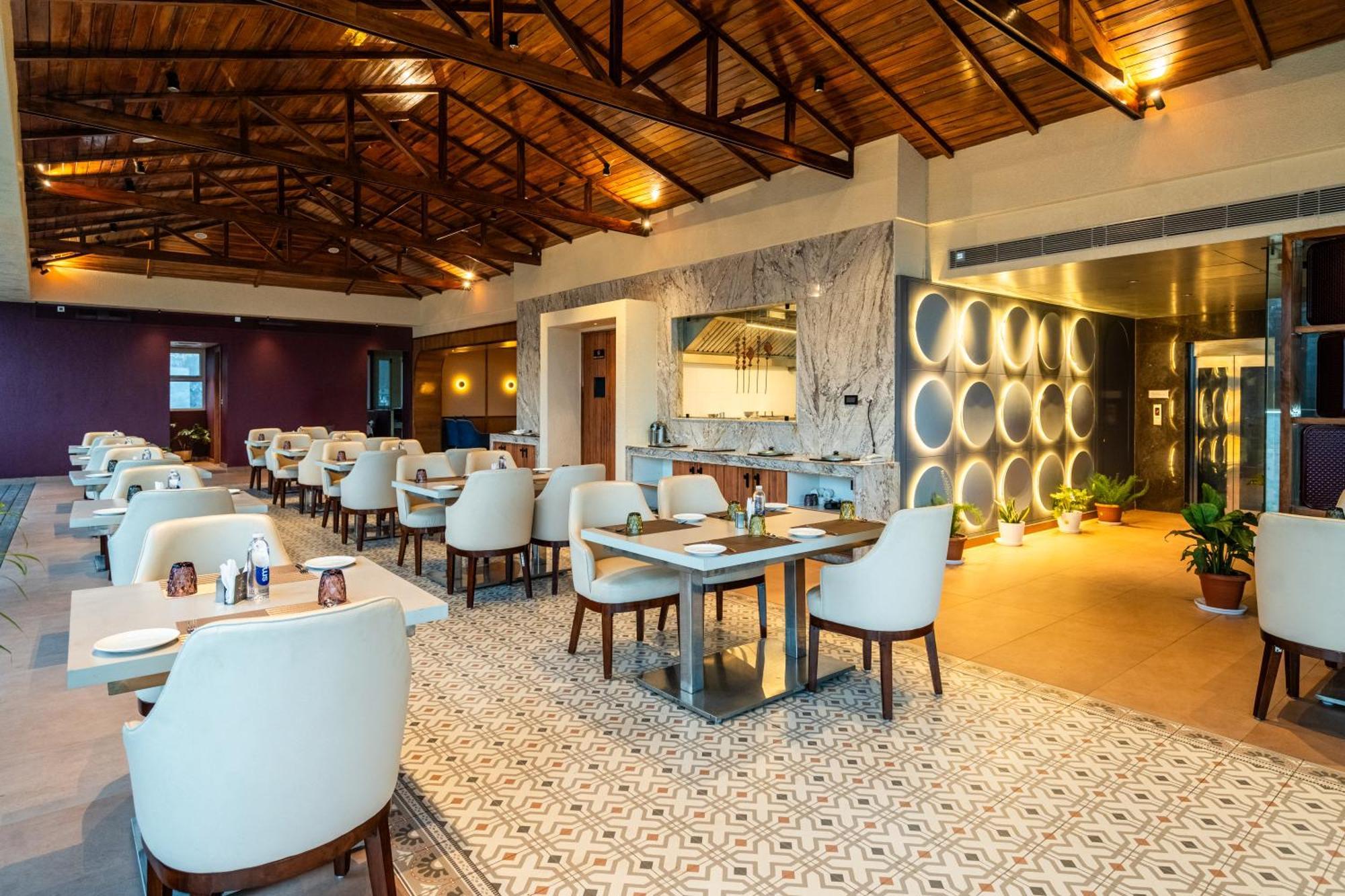 The White Rock Inn & Dine Shillong Buitenkant foto