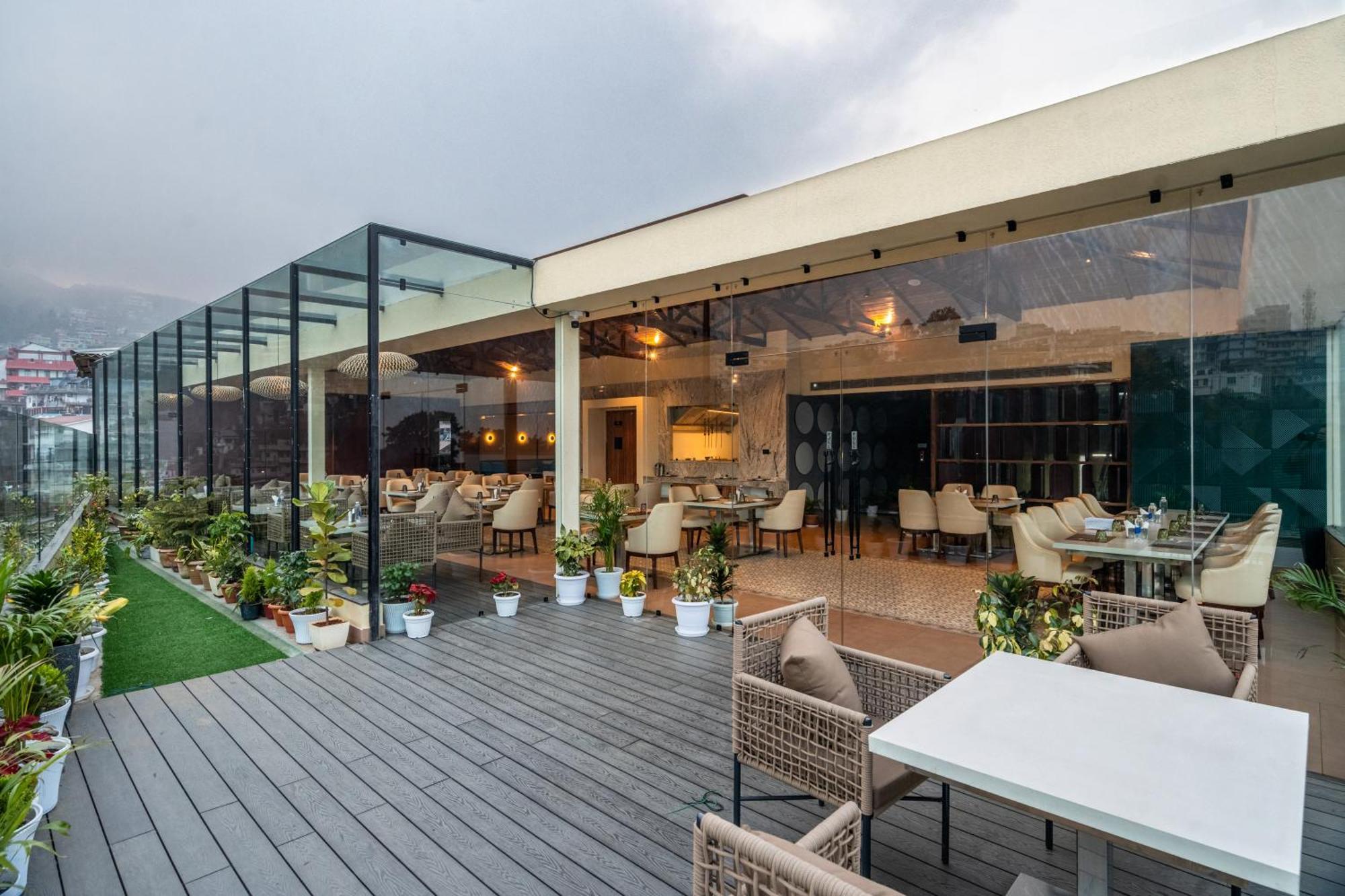 The White Rock Inn & Dine Shillong Buitenkant foto