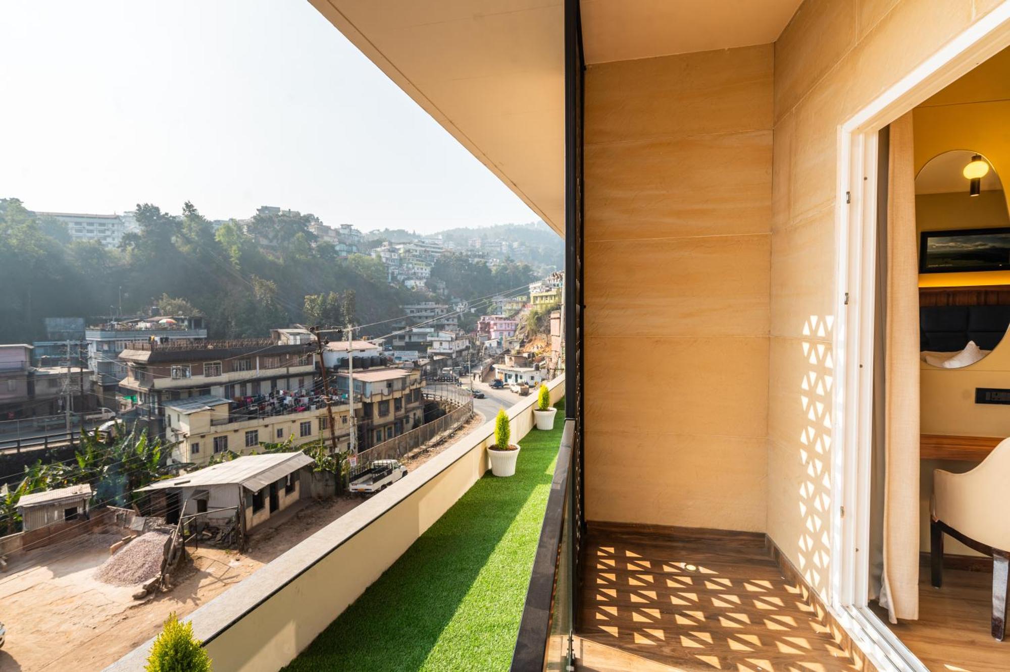 The White Rock Inn & Dine Shillong Buitenkant foto